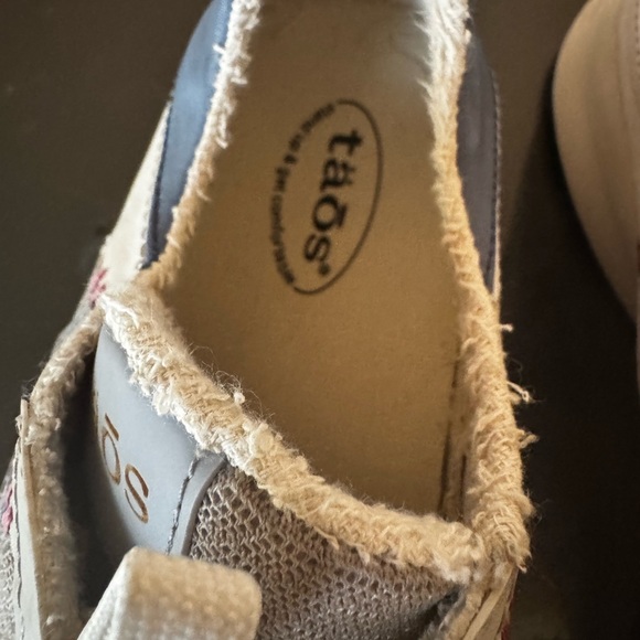 Taos Footwear Women’s Gray and Navy Sneakers - Picture 15 of 15